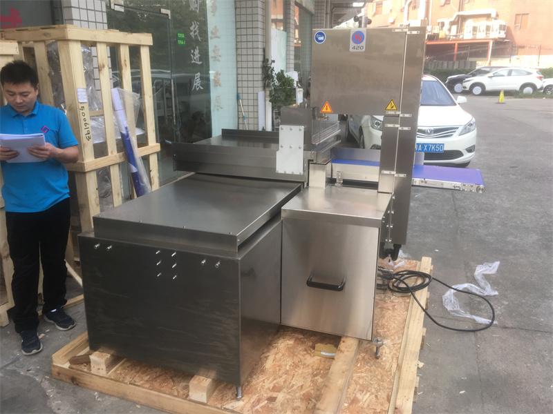 全自動鋸骨機(jī)對凍肉切割加工廠的作用，大得你無法想象