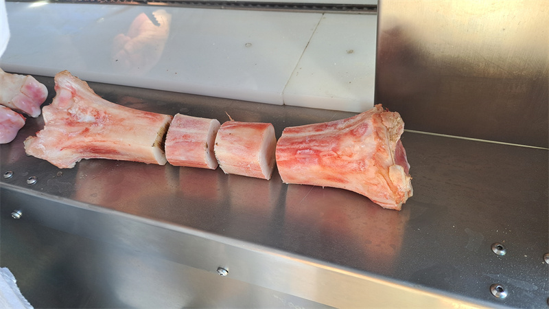 牛棒骨、豬脛骨鋸塊切段，帶骨鮮肉自動進料鋸骨機介紹 
